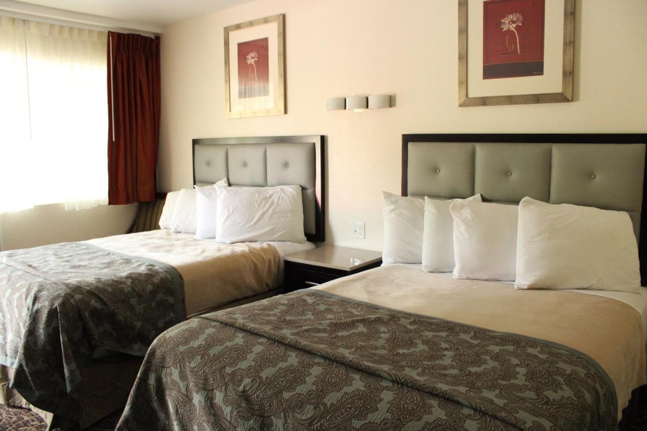 American Travel Inn Pullman Bagian luar foto