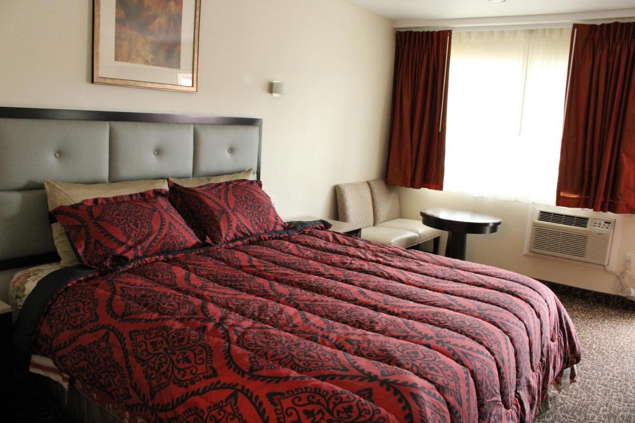 American Travel Inn Pullman Bagian luar foto