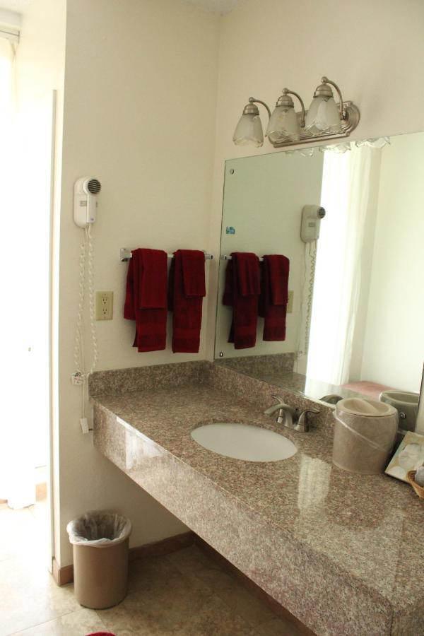 American Travel Inn Pullman Bagian luar foto