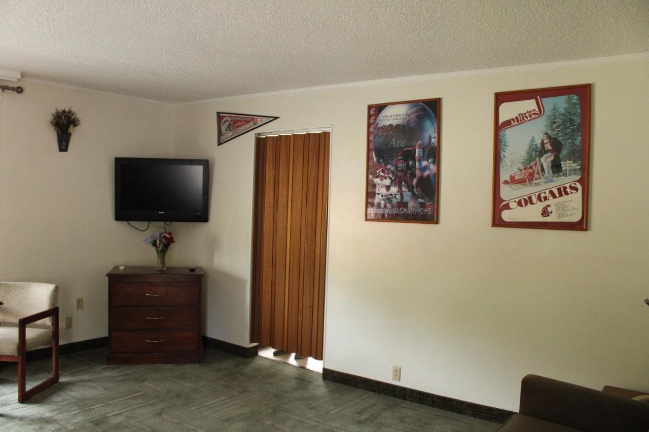 American Travel Inn Pullman Bagian luar foto
