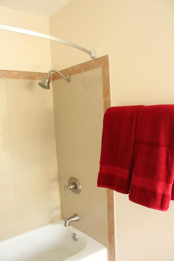 American Travel Inn Pullman Bagian luar foto